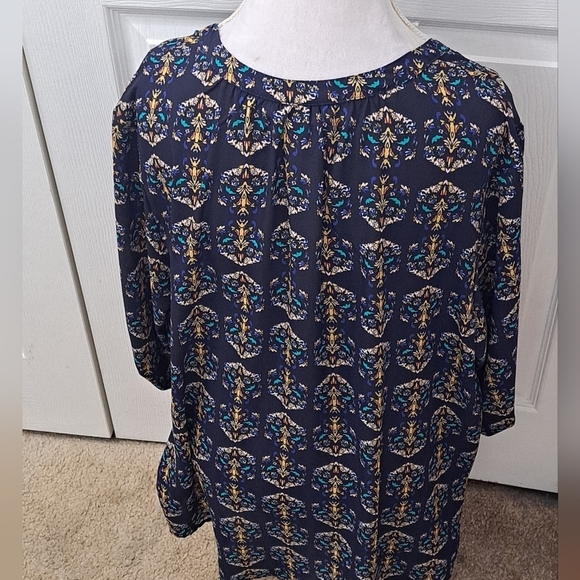 Valerie Stevens Open V-Neck Blue Printed Blouse   Size 1X - Picture 3 of 11